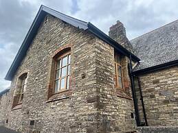 Barnstaple - Apartment- Sleeps 2 - Parking