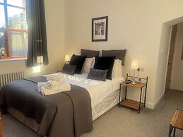 Barnstaple - Apartment- Sleeps 2 - Parking