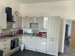 Barnstaple - Apartment- Sleeps 2 - Parking