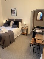 Barnstaple - Apartment- Sleeps 2 - Parking