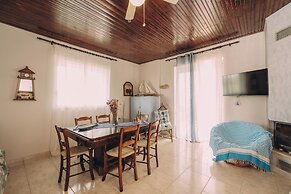 Captain's Spacious House Near The Beach