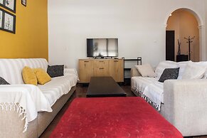 Spacious 2 Bd Pireas Apt w Cozy Balcony