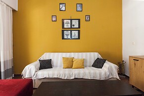Spacious 2 Bd Pireas Apt w Cozy Balcony