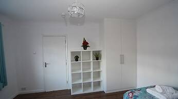Spacious 3BR House Sleeps 6