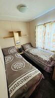 3-bed Carvan, Sleeps 6, Pets & Parking