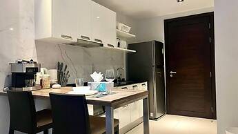 Emerald 521 - Studio With Balcony and Shared Pool