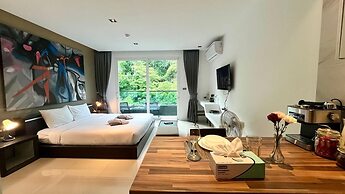 Emerald 521 - Studio With Balcony and Shared Pool