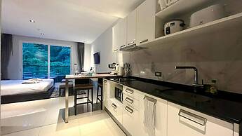 Emerald 521 - Studio With Balcony and Shared Pool