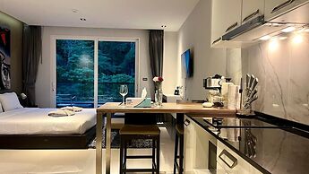 Emerald 521 - Studio With Balcony and Shared Pool