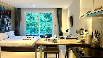 Emerald 521 - Studio With Balcony and Shared Pool