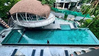Emerald 521 - Studio With Balcony and Shared Pool