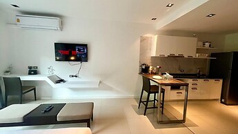 Emerald 521 - Studio With Balcony and Shared Pool