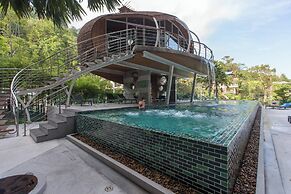 Emerald 521 - Studio With Balcony and Shared Pool