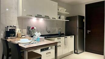 Emerald 521 - Studio With Balcony and Shared Pool