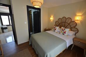 Ados Otel