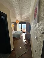 Ados Otel