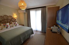 Ados Otel