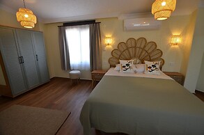 Ados Otel