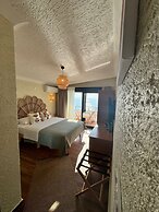 Ados Otel