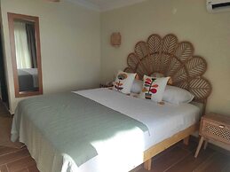 Ados Otel