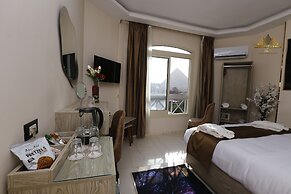 Horizon Pyramids view inn