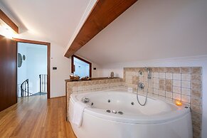Villa Monte Enrico - Pool And Whirlpool