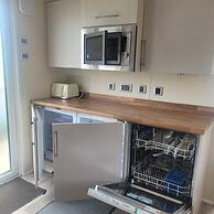 Beachside Lodge - Sleeps 6 - Pets ok - Plus Parking