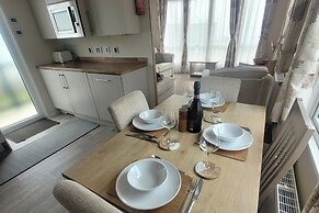 Beachside Lodge - Sleeps 6 - Pets ok - Plus Parking