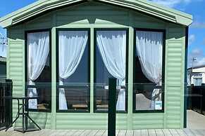 Beachside Lodge - Sleeps 6 - Pets ok - Plus Parking