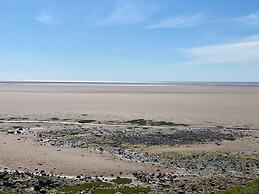 Beachside Lodge - Sleeps 6 - Pets ok - Plus Parking