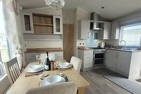 Beachside Lodge - Sleeps 6 - Pets ok - Plus Parking