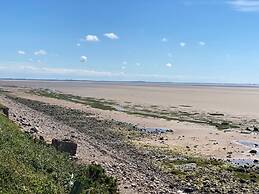 Beachside Lodge - Sleeps 6 - Pets ok - Plus Parking