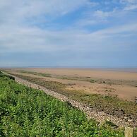Beachside Lodge - Sleeps 6 - Pets ok - Plus Parking