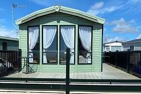 Beachside Lodge - Sleeps 6 - Pets ok - Plus Parking