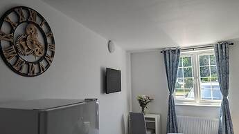 Tranquil Studio Retreat With Free Parking