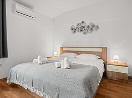 Holiday Home Mlačić