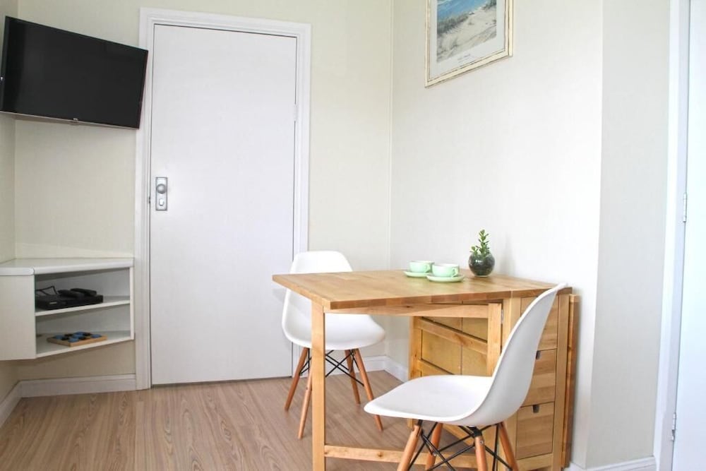 Smugglers Inn Studio Apartments
