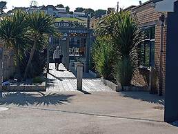 Sleeps 6, Pets Allowed & Free Parking