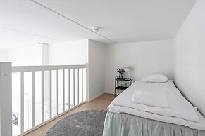 3BR Modern Loft Penthouse with Sauna & Parking