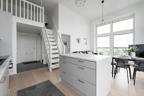 3BR Modern Loft Penthouse with Sauna & Parking