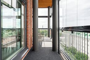 3BR Modern Loft Penthouse with Sauna & Parking