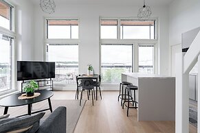 3BR Modern Loft Penthouse with Sauna & Parking