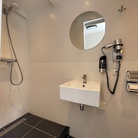 Hotel & Bar 55