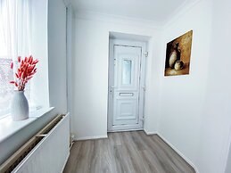 3br-sleeps5-parking-neartrainstation
