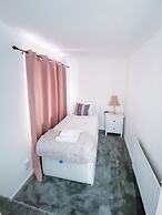 3br-sleeps5-parking-neartrainstation
