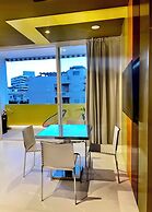 LaHola Glam Suites
