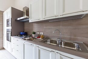Chiara Modern Apartment by Wonderful Italy