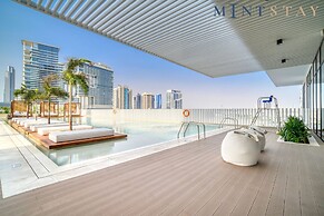 Charming 1BR w Balcony in Business Bay