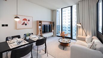 Charming 1BR w Balcony in Business Bay