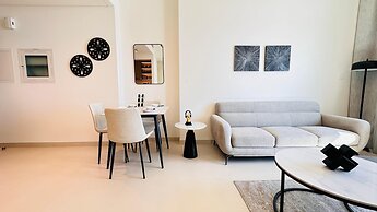 Luxury 1-Bedroom Apartment At Burj Crown.